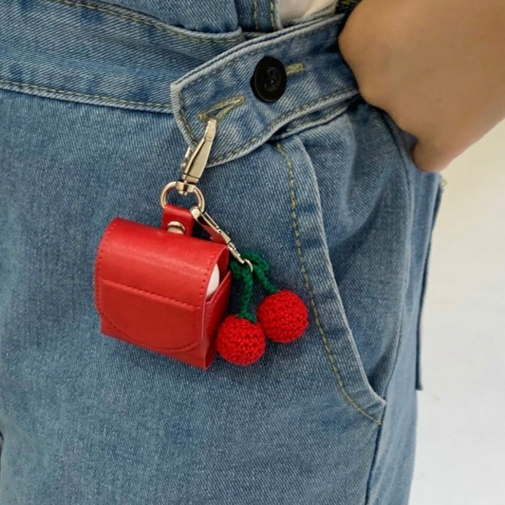 Coque AirPods rouge cerise dans la poche en jean