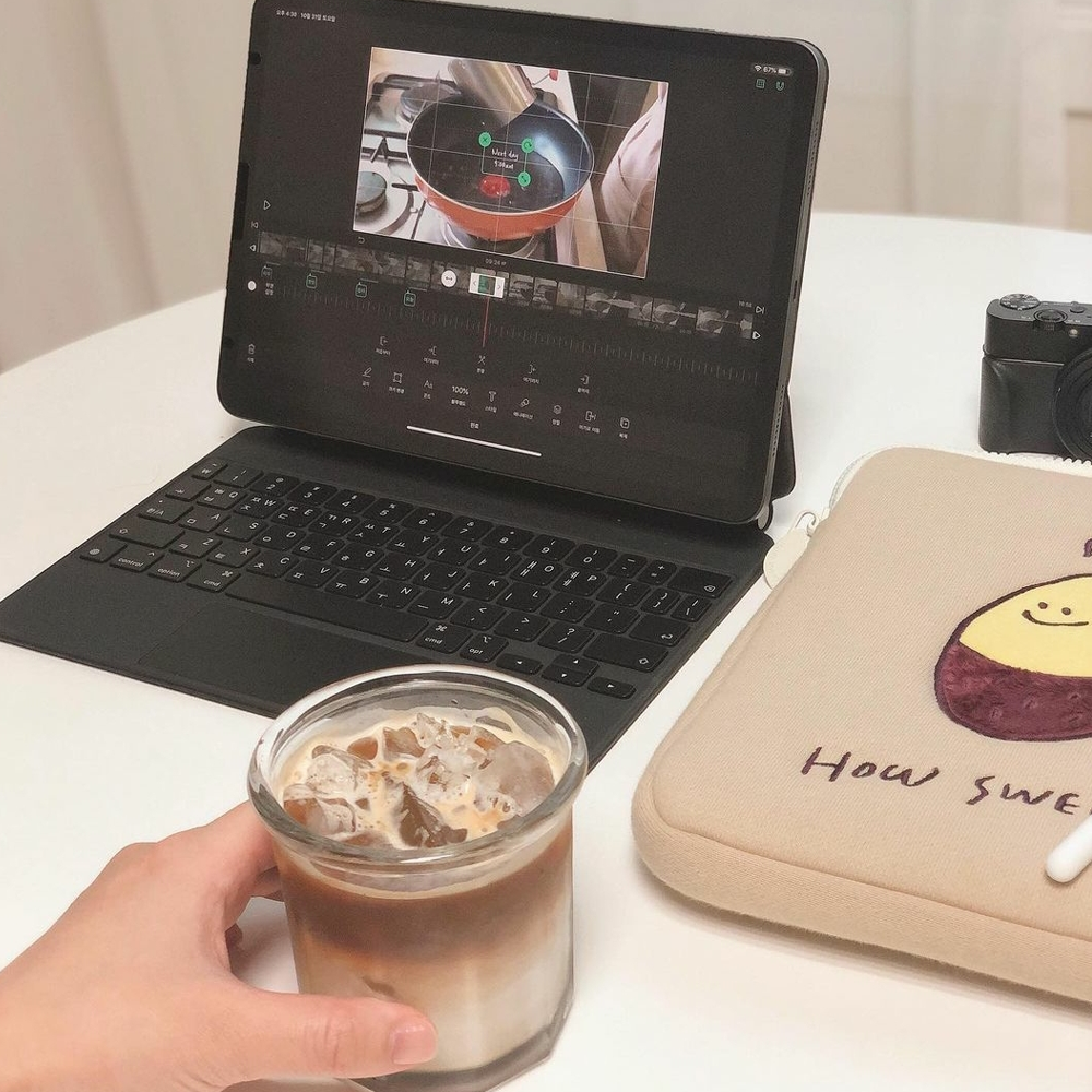tasse de café devant un ordinateur portable et un étui de Second Morning