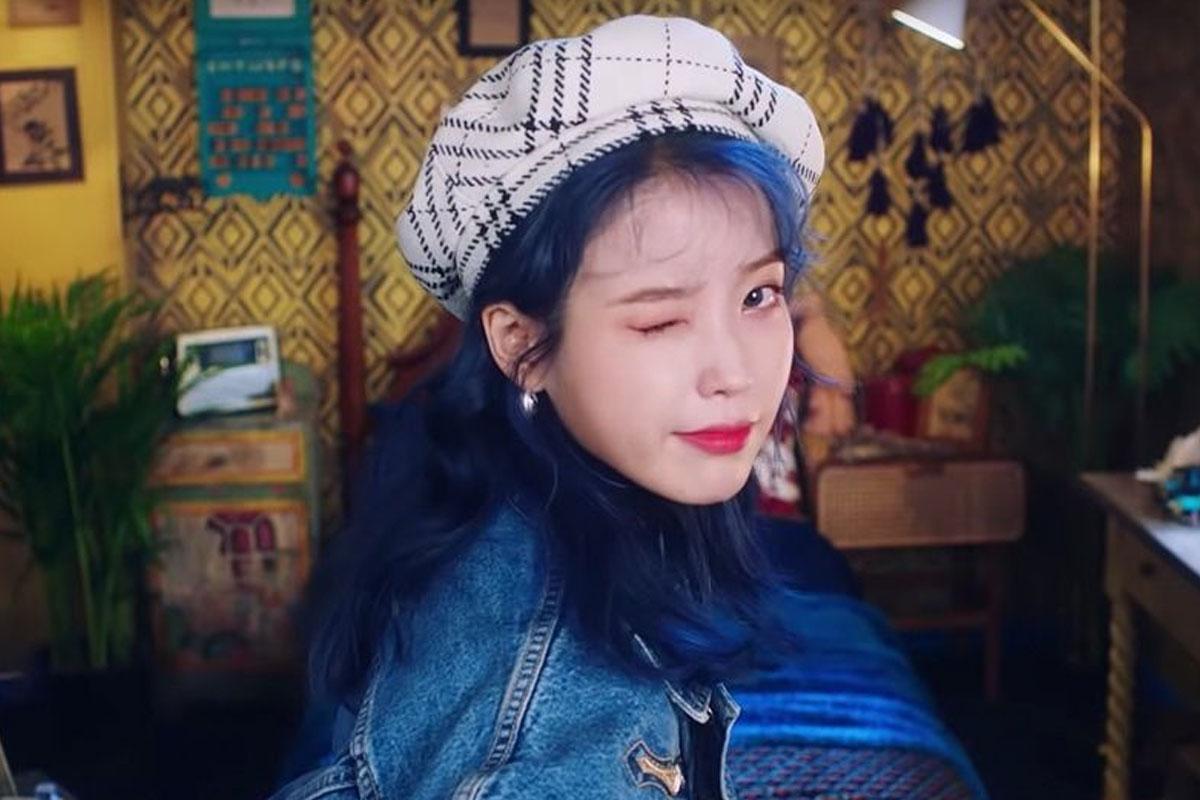 IU在《Blueming》MV的場景中，環境色彩繽紛，裝飾充滿復古風格。