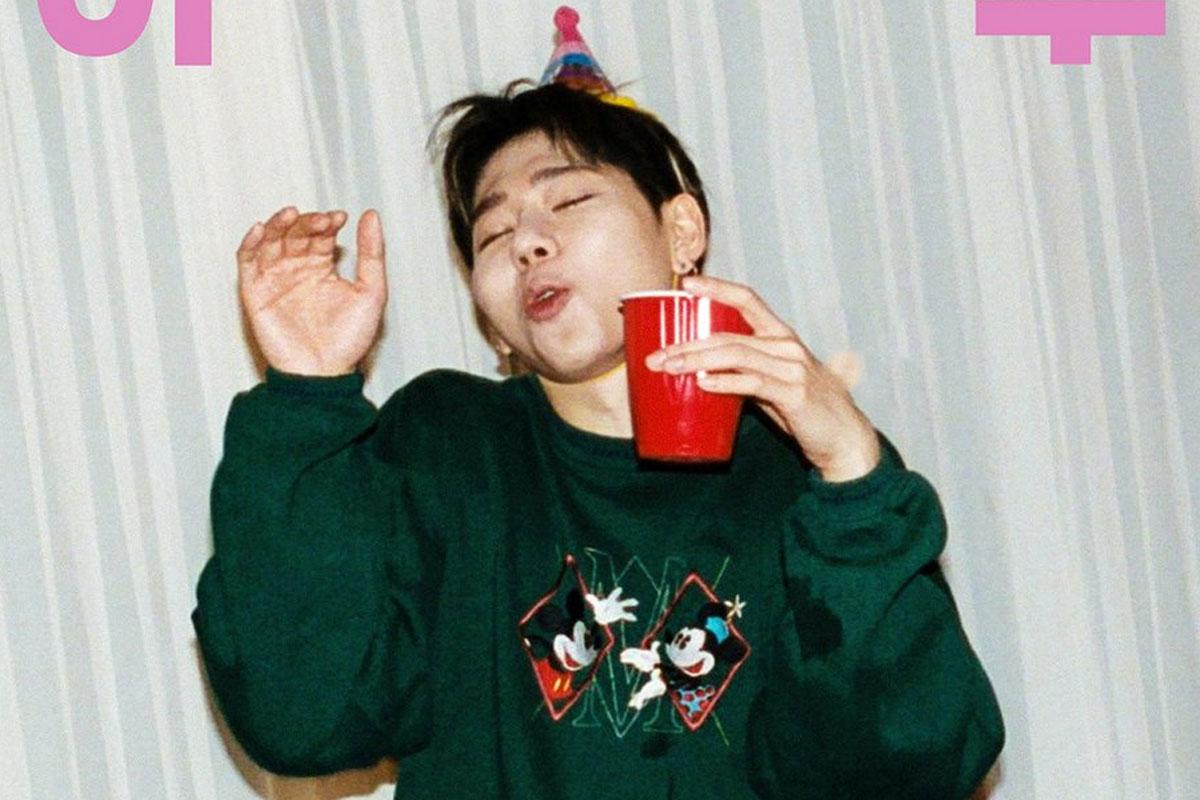 Zico在《Any Song》發布時的派對氣氛照片，穿著休閒服，手裡拿著紅色飲料杯。