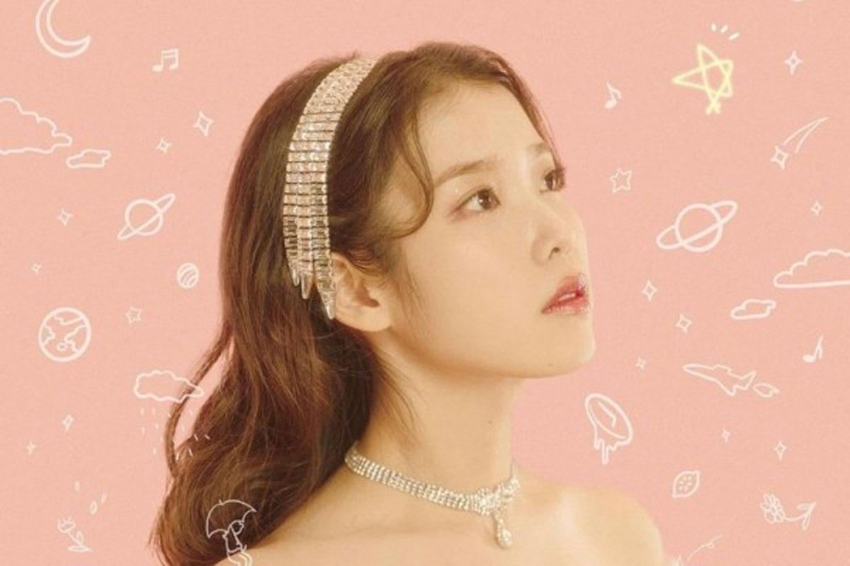 IU在《Celebrity》專輯封面的粉色背景中，佩戴閃亮的髮飾及項鍊。