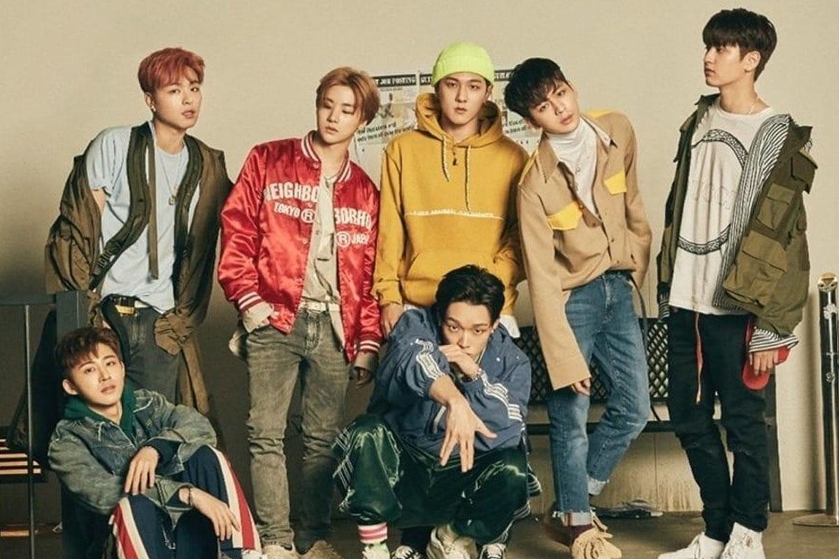 iKON成員在攝影棚中為《LOVE SCENARIO》拍攝宣傳照，身著時尚休閒風格的服裝。