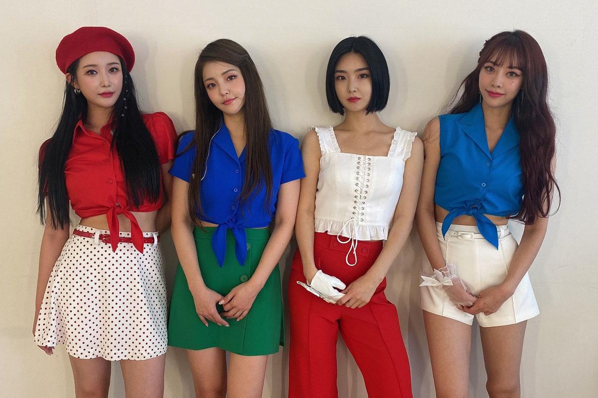 Brave Girls成員穿著糖果色服裝，四人整齊站立，背景為簡單的白牆。