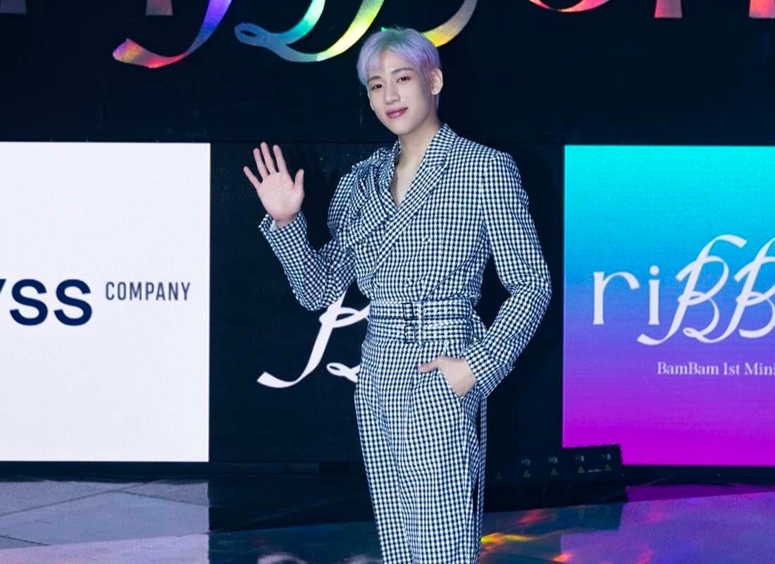 แบมแบม GOT7 โบกมือในงานเปิดตัวอัลบั้ม 'riBBon' ขณะใส่ชุดลายสก็อตสีขาวดำ