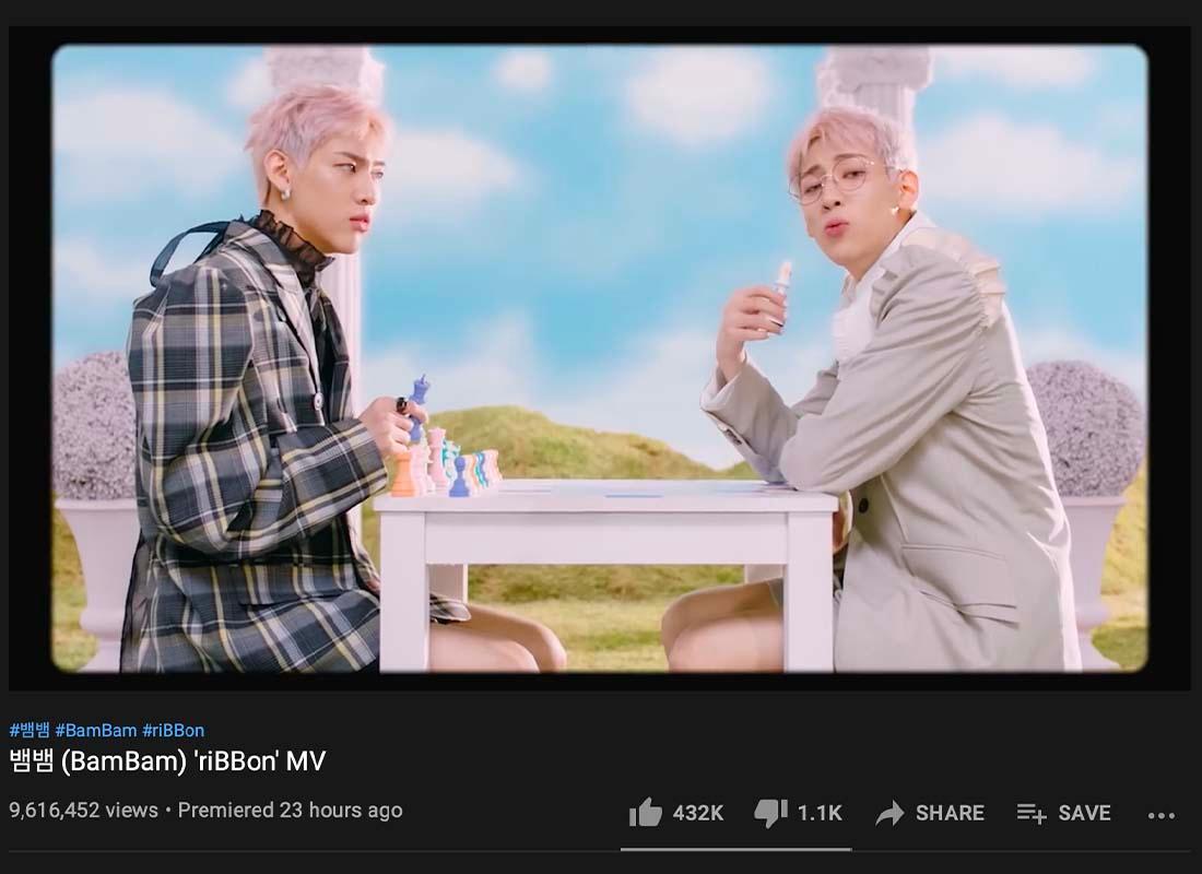 ภาพจากมิวสิกวิดีโอ 'riBBon' ของแบมแบม GOT7 ที่แสดงสองคนกำลังนั่งเล่นหมากฮอส