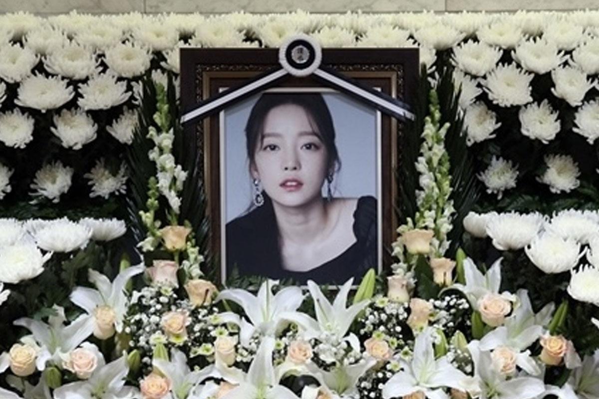 ภาพถ่ายแสดงดอกไม้และภาพประกอบในพิธีศพของบุคคลที่มีบทบาทสำคัญในข่าวเกี่ยวกับกฎหมายคูฮาราในเกาหลีใต้