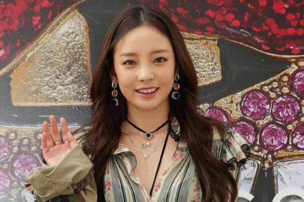 ภาพถ่ายของผู้หญิงในเกาหลีใต้ที่กำลังยืนโชว์เครื่องประดับและเสื้อผ้าในพิธีการต่างๆ