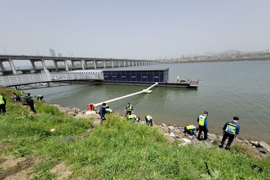 ตำรวจตรวจสอบบริเวณที่พบศพนักศึกษาแพทย์ ณ ริมแม่น้ำฮัน ประเทศเกาหลีใต้