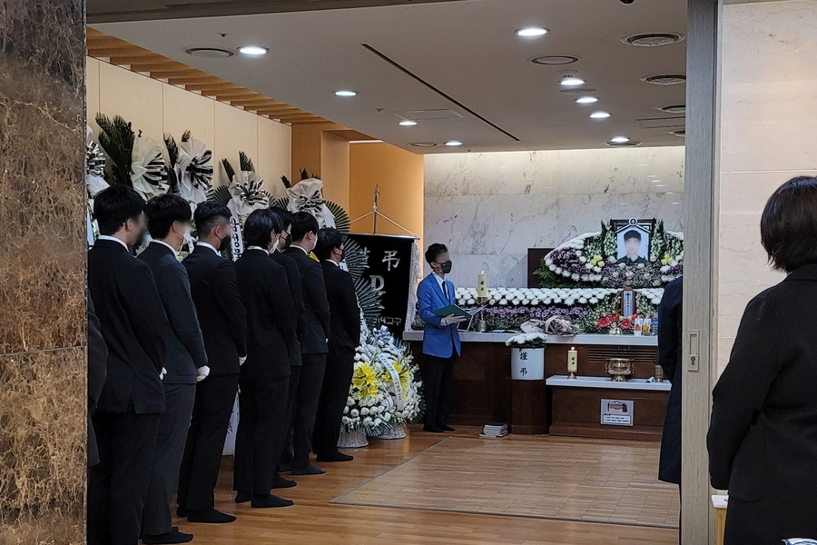 พิธีไว้อาลัยต่อผู้เสียชีวิตในคดีนักศึกษาแพทย์ริมแม่น้ำฮัน ที่ชาวเกาหลีติดตามกันอยู่