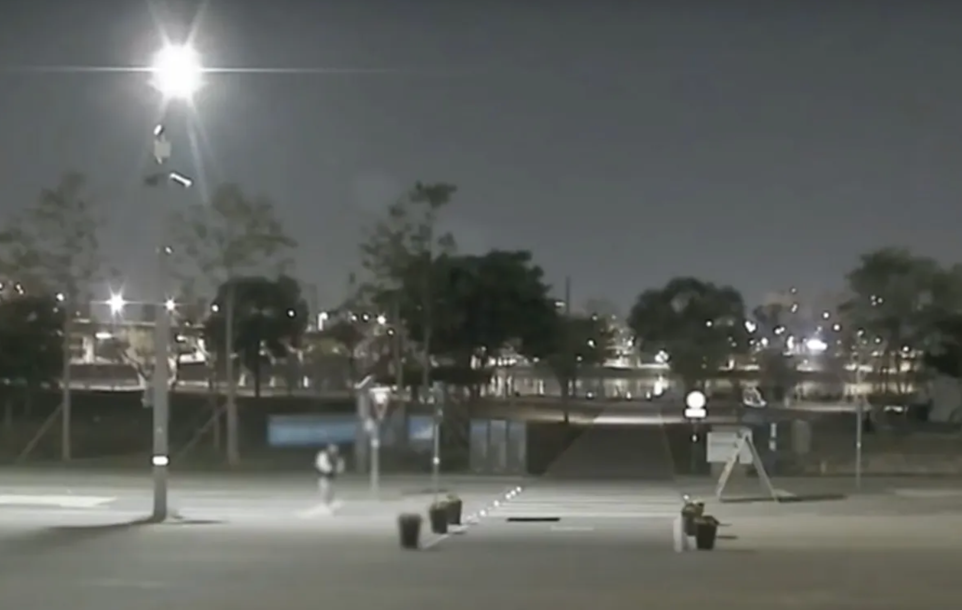 ภาพจากกล้องวงจรปิดตอนกลางคืนบริเวณริมน้ำที่เจ้าหน้าที่สืบสวนต้องการตรวจสอบในคดีเกี่ยวกับนักศึกษาแพทย์