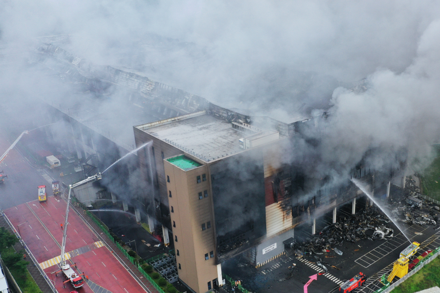臺灣爆炸倉庫的空中照片。可以看到火焰和冒煙的部分。