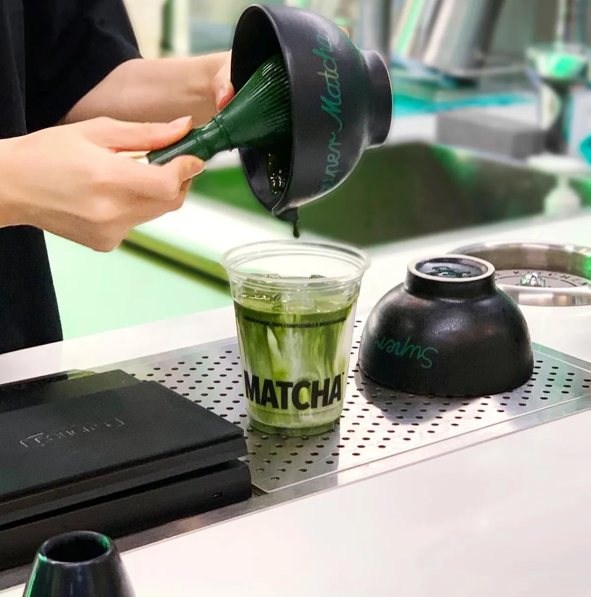 Minuman matcha disajikan di Super Match di Garogolmok Seoul dengan alat pembuat matcha.