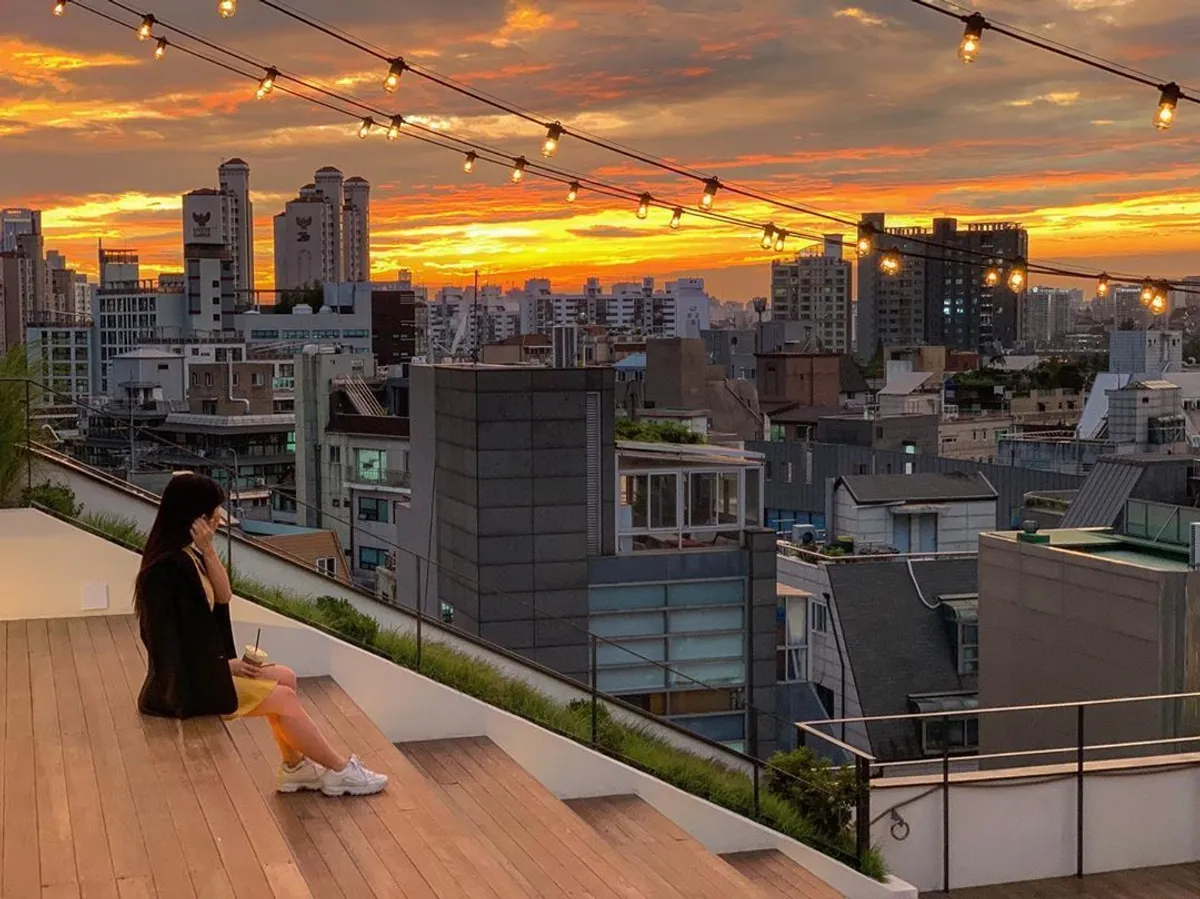 Teras atap di Garogolmok Seoul dengan pemandangan gedung-gedung tinggi di sekeliling.