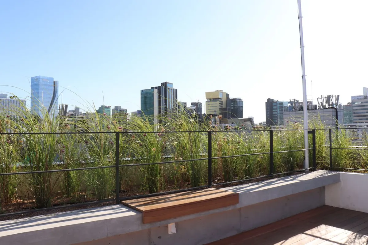 Berbagai warga dan pengunjung sedang mengunjungi tempat kopi di Garogolmok, Seoul.