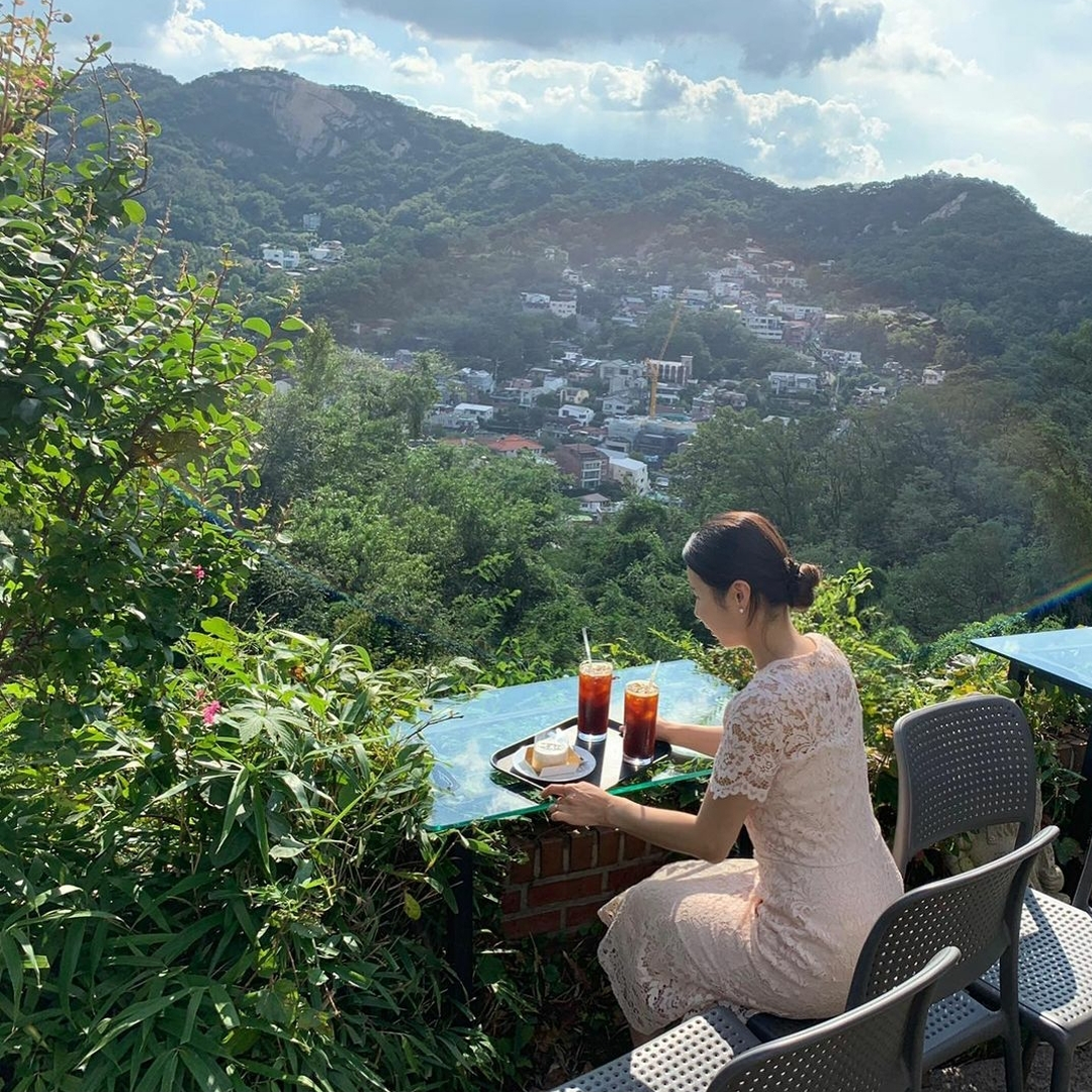 Sanmotunggi Coffee rooftop view of the mountains girl enjoying coffee