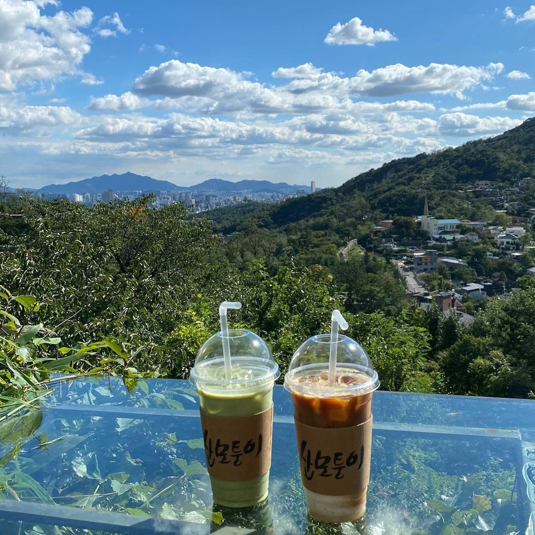 two drinks on the rooftop at Sanmotunggi Coffee with a view of the mountains