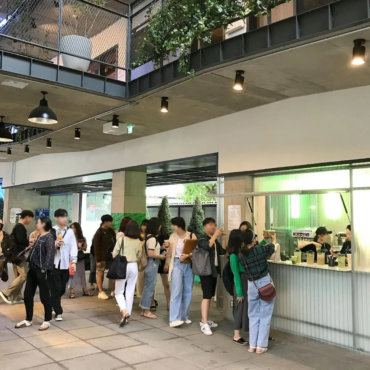 Pengunjung di Garogolmok Seoul sedang menunggu pesanan mereka di area yang ramai.