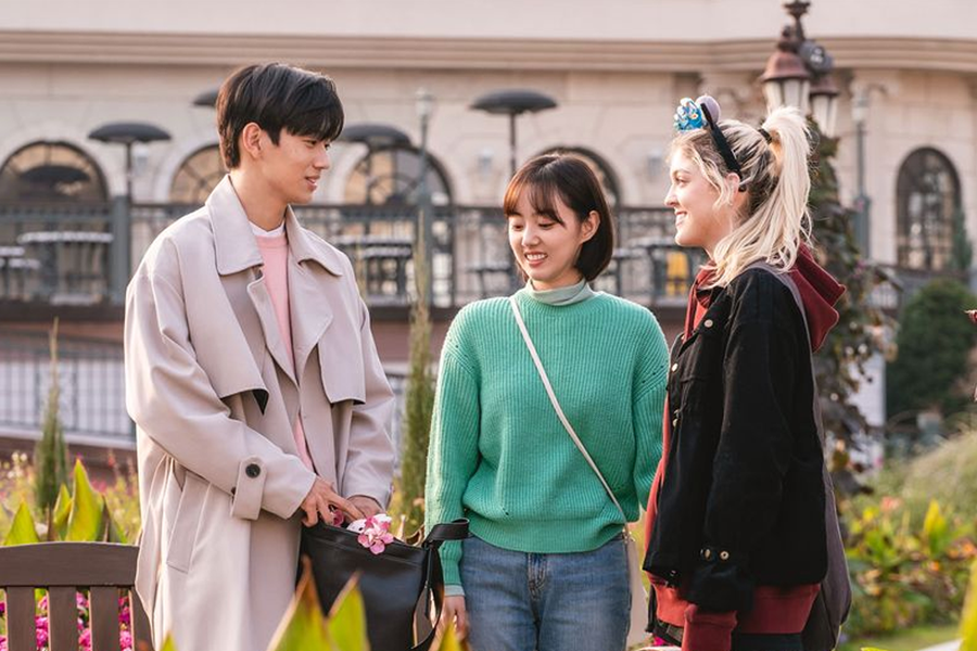 《明天不要來》中的外籍學生們在校園中愉快的相處時光