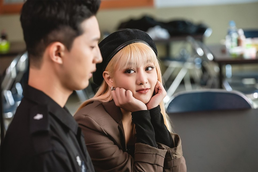 在《明天不要來》中Minnie飾演的泰國外籍生角色追求名利的場景