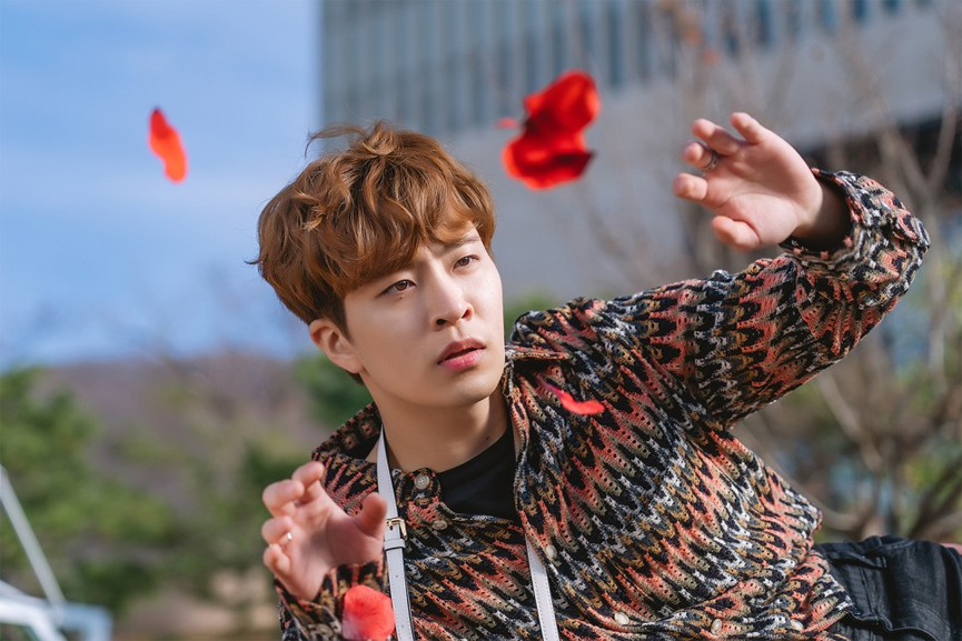 崔榮宰飾演的山姆角色在《明天不要來》中裝作自信的瞬間