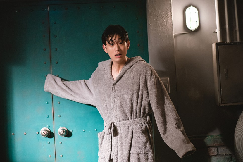 在《明天不要來》中申泫勝飾演的傑米角色在韓國找到自我的場景