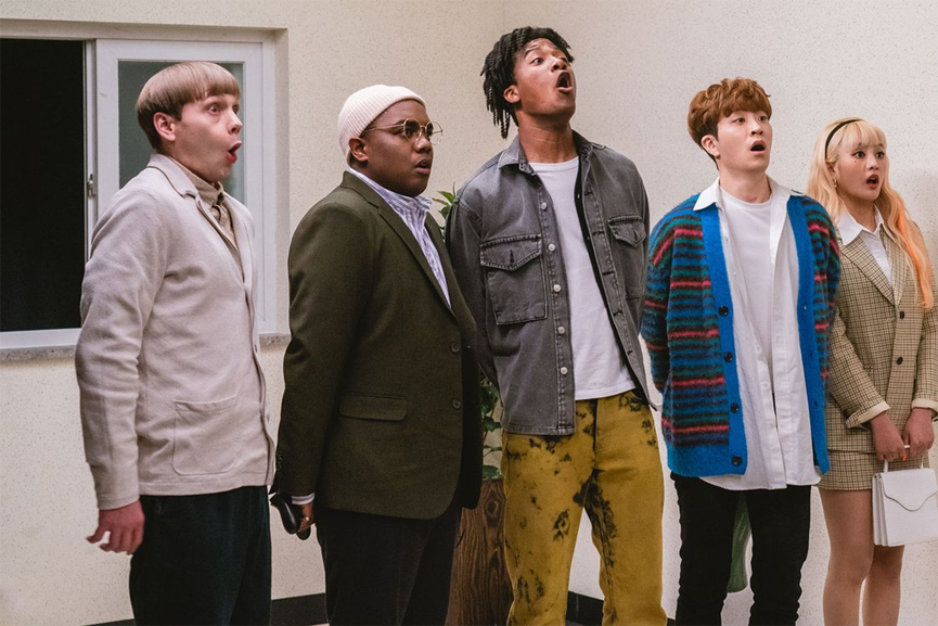 《明天不要來》劇情中大學國際宿舍的韓國和外籍學生靜心聆聽教授講課的場景