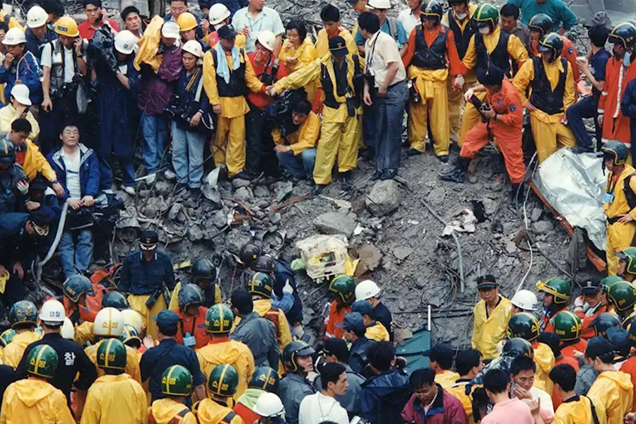 三豐百貨坍塌後的救援隊伍正在搜救和清理殘骸。