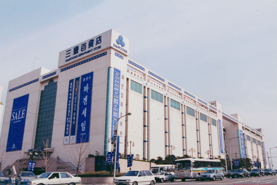 三豐百貨商店開業初期的外觀，顯示出藍色和白色的配色。