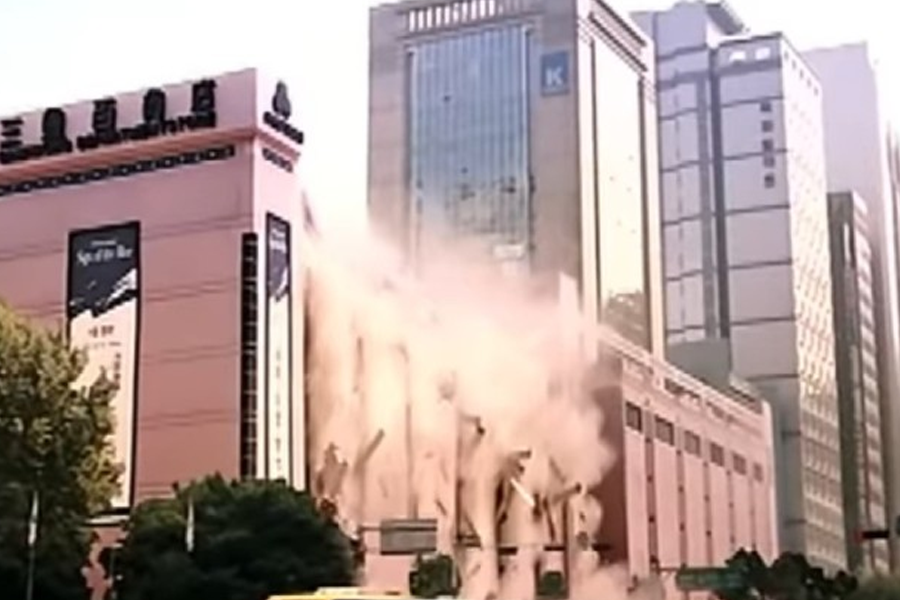 三豐百貨坍塌瞬間，建築物崩塌產生大量煙霧和灰塵。