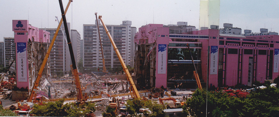 三豐百貨目睹坍塌後的景象，粉紅色建築物嚴重受損。