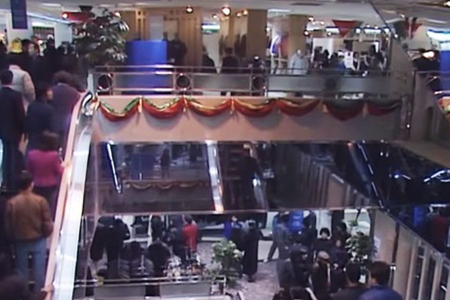 三豐百貨內部的繁忙店鋪，顯示出擁擠的購物環境。