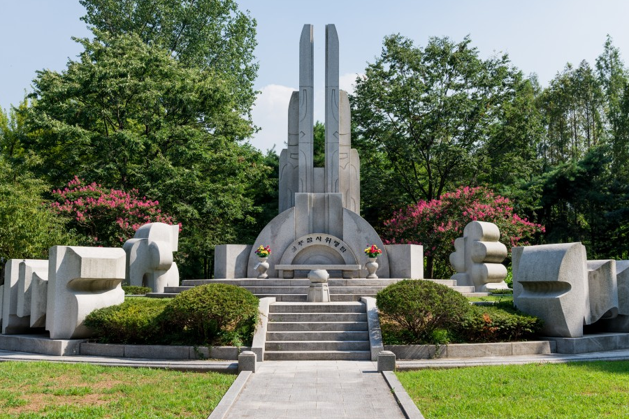 一個紀念碑用於悼念三豐百貨倒塌事件的罹難者。