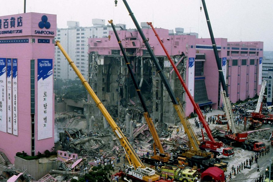 三豐百貨的殘骸，幾輛龍門吊正在進行清理工作。