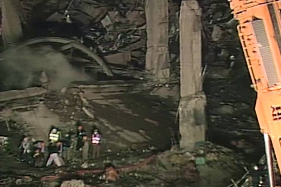 夜間救助工作進行中，顯示三豐百貨倒塌後的工地情景。