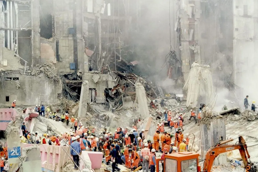 三豐百貨倒塌現場，救援人員正在處理碎石堆中的殘骸。