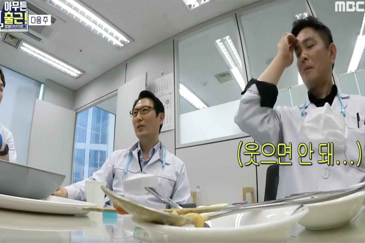 在韓國拉麵研發會議中，與會者努力忍住笑意，桌上擺放著筆記本和茶杯。