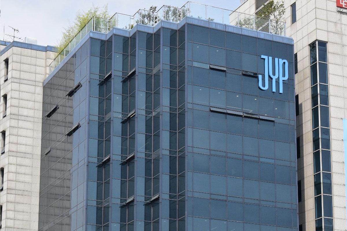 Сеул jyp entertainment. Здание JYP Entertainment 2022. JYP Entertainment здание. Джуп Интертеймент здание. Сеул Джуп.