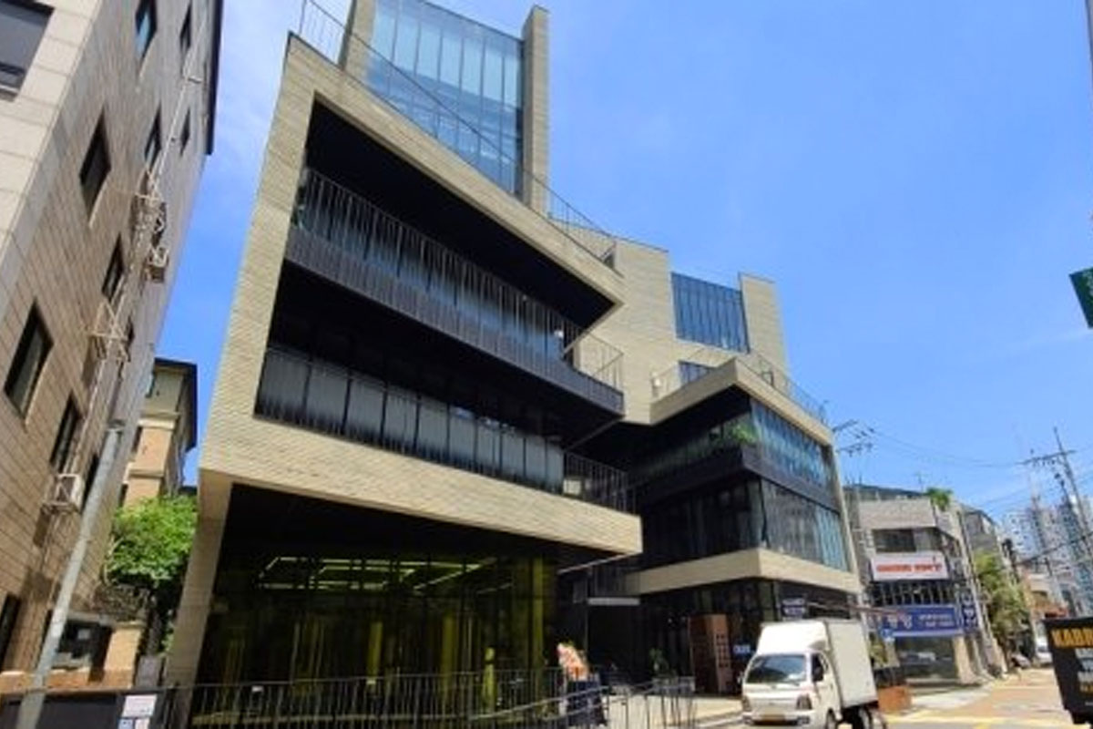 RAINCOMPANY由韓國歌手Rain成立的公司大樓，外觀現代且設施齊全。