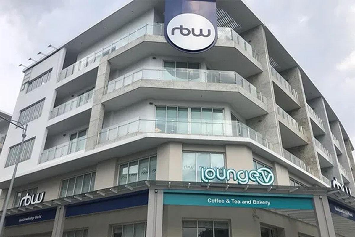 ภาพตึกของ RBW Entertainment ต้นสังกัดของ MAMAMOO ตั้งอยู่ในย่านราคาจางอันดง มีมูลค่าตึก 21,000 ล้านวอน