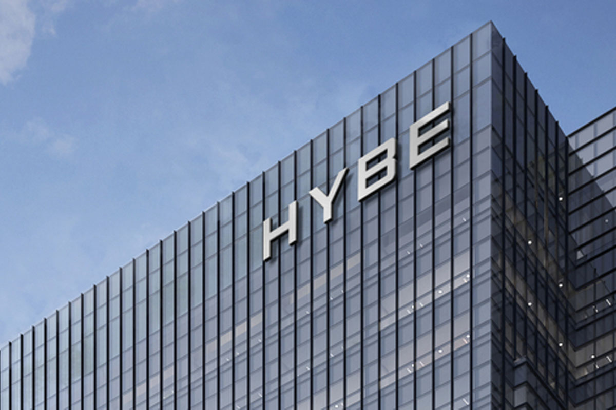韓國龍山商業區HYBE辦公大樓，展示現代化玻璃幕牆與HYBE標誌。