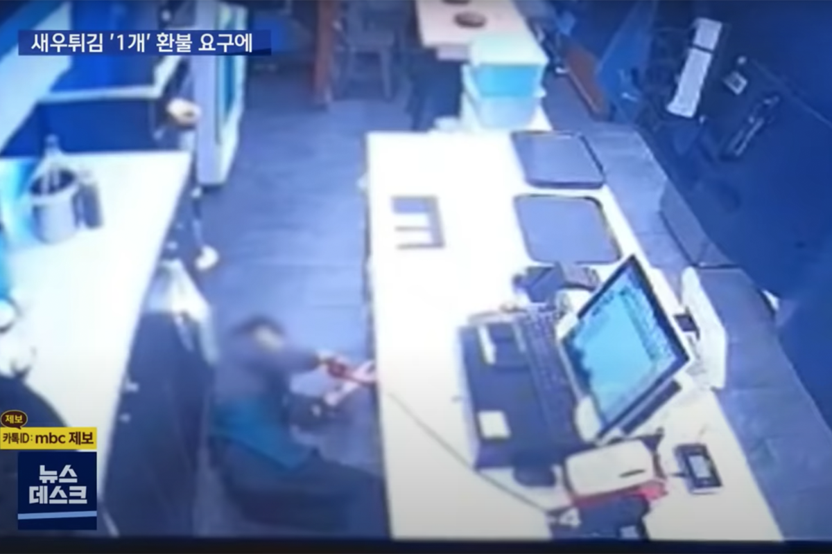 監控畫面顯示韓國餐廳老闆在地暈倒，肇因為顧客爭議