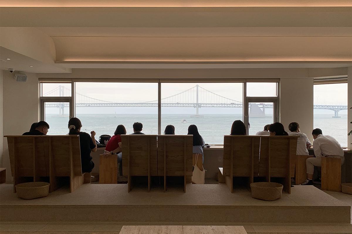 CUP&CUP咖啡廳靠窗座位，欣賞海景的好地方