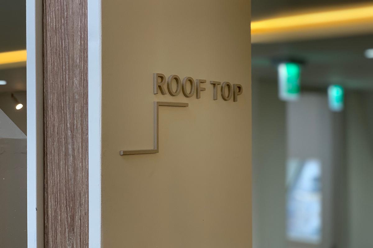 CUP&CUP咖啡廳的樓梯間，標識指向露天平台