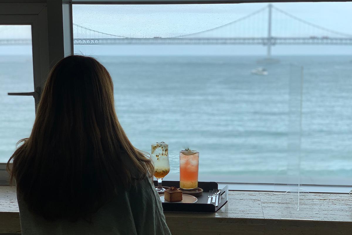 釜山CUP&CUP咖啡桌上的飲品與甜點盤點心