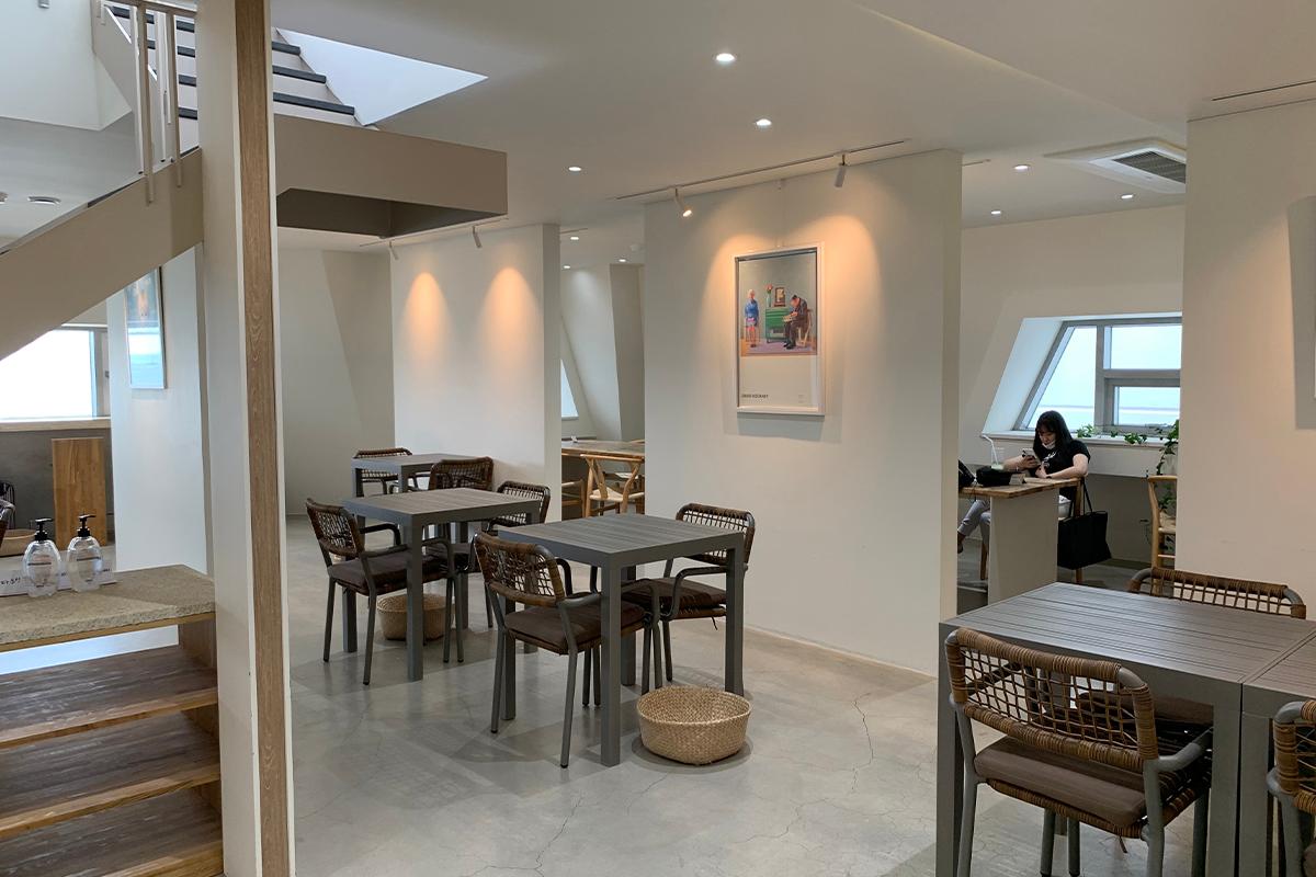 CUP&CUP咖啡廳的靜謐空間設計，提供放鬆的休息環境