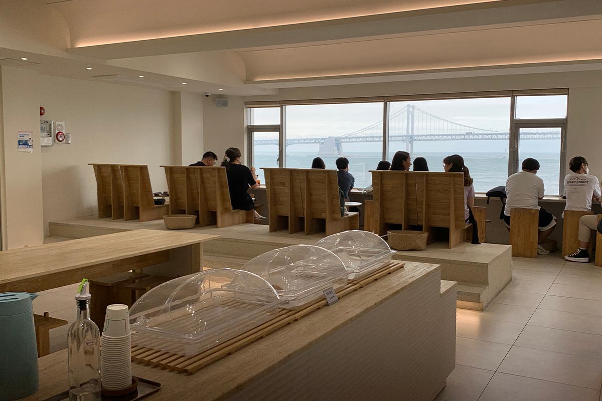 釜山CUP&CUP咖啡廳室內空間，通透明亮的設計