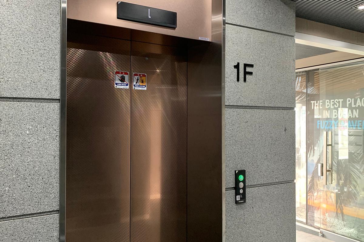 釜山CUP&CUP咖啡廳的電梯入口，裝飾典雅