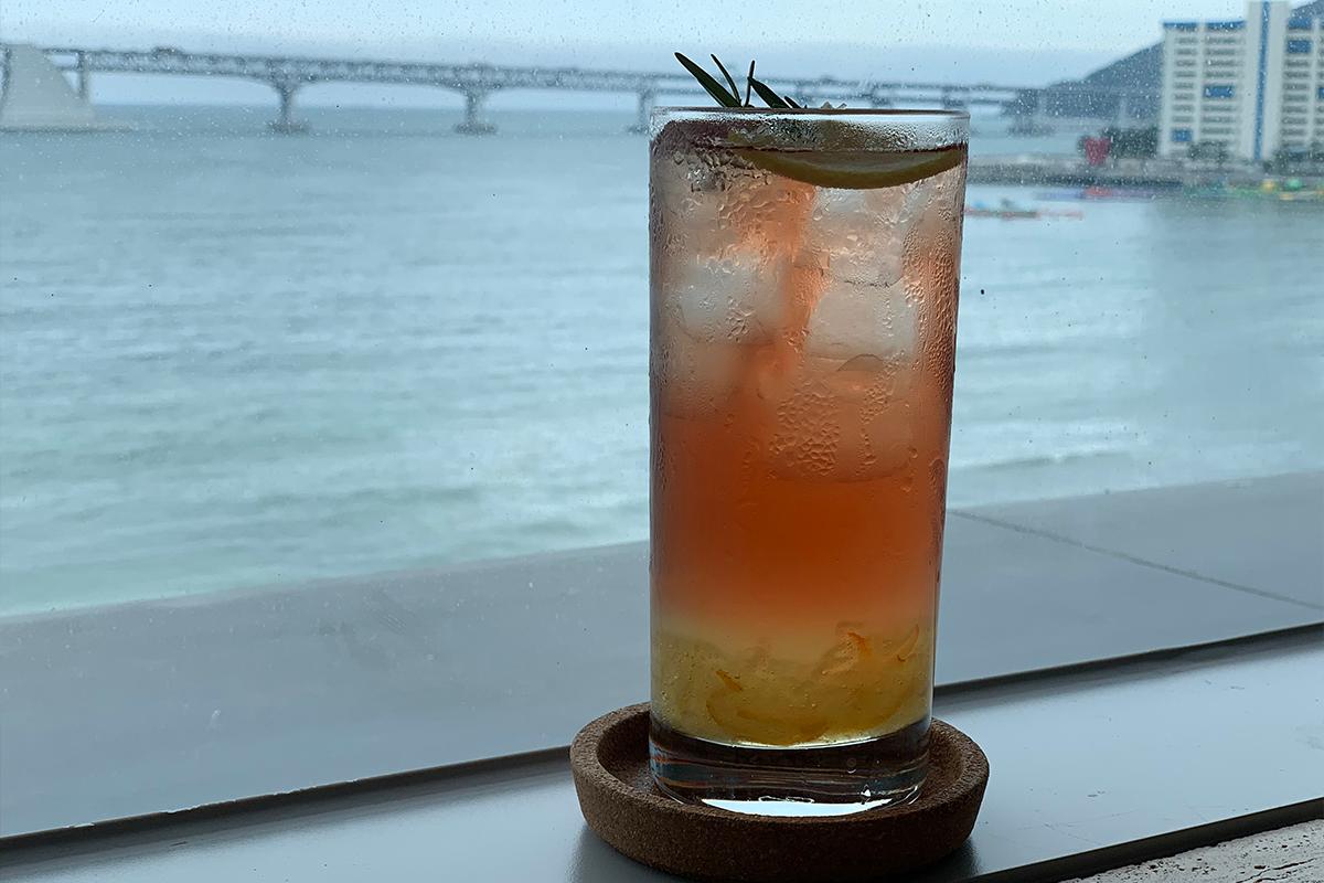 在CUP&CUP咖啡廳享受茶和甜點，背景是美麗的廣安大橋