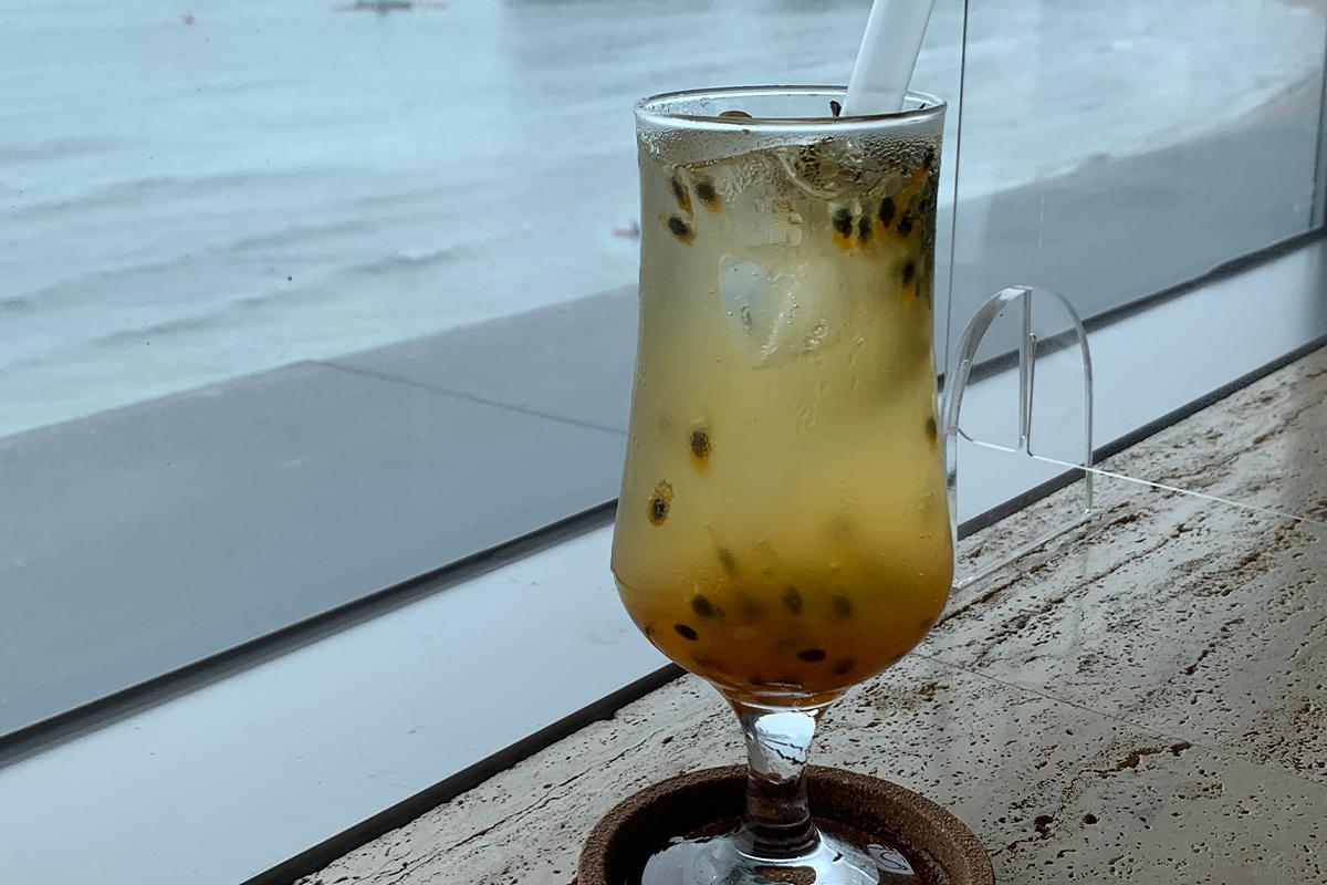 CUP&CUP咖啡廳內的凍柚子桃茶，濃鬱色彩感覺