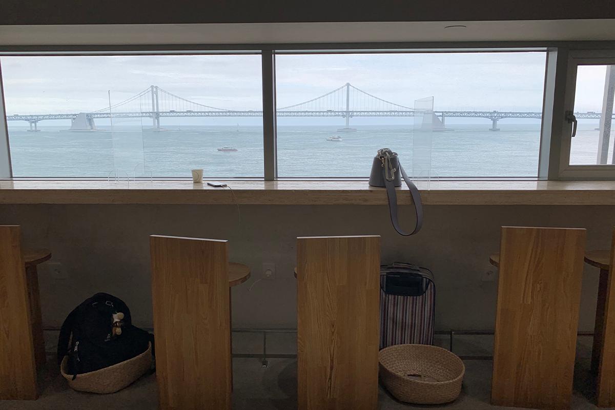 坐在CUP&CUP咖啡廳望窗海景，感受平靜的時刻